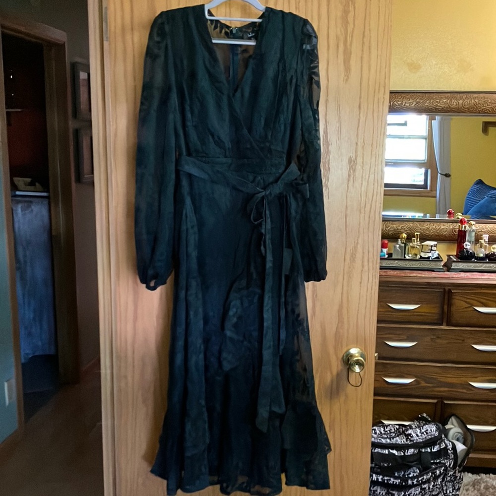 Lulus size 16 Gorgeous Emerald Green  long sleeve Lace Dress with waist tie.
